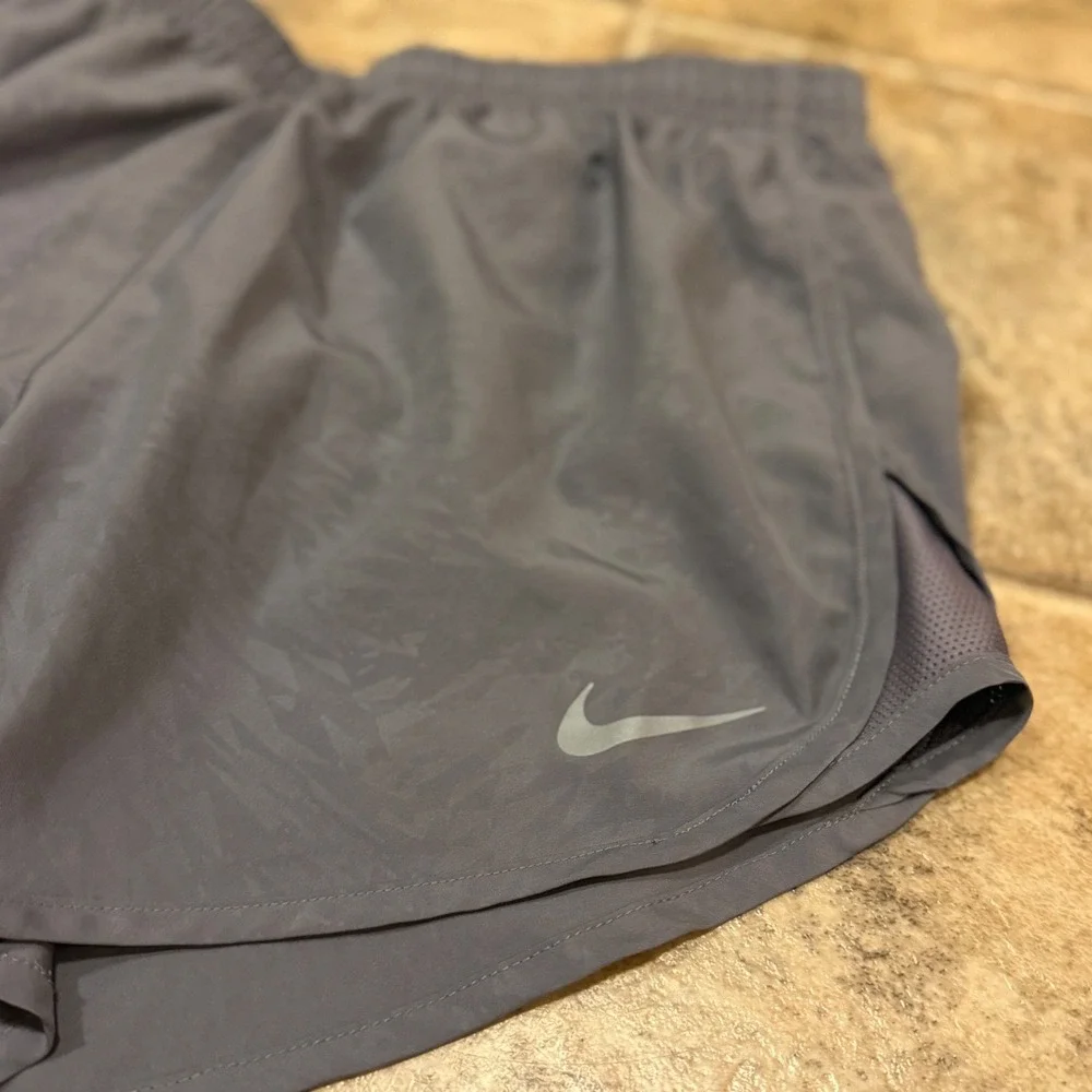 Nike Dri-FIT Womens‎ Medium Grey Geometric Running Shorts Mesh Panels Liner